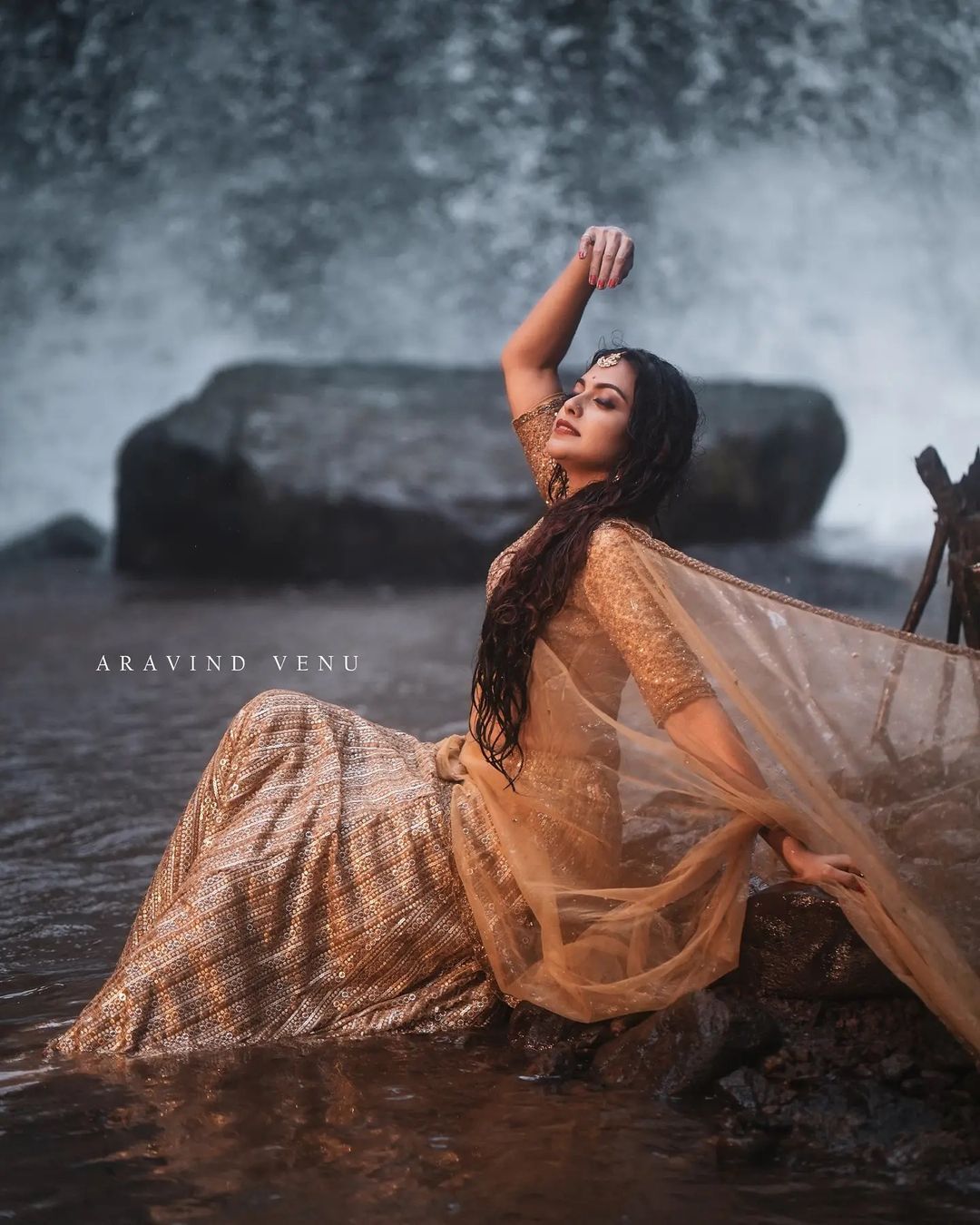 വെള്ളച്ചാട്ടത്തിന് മുമ്പില്‍ അപ്‌സരസ് പ്രത്യക്ഷപ്പെട്ടു; വൈറലായി നടി അനുശ്രീയുടെ പുതിയ ഫോട്ടോഷൂട്ട്