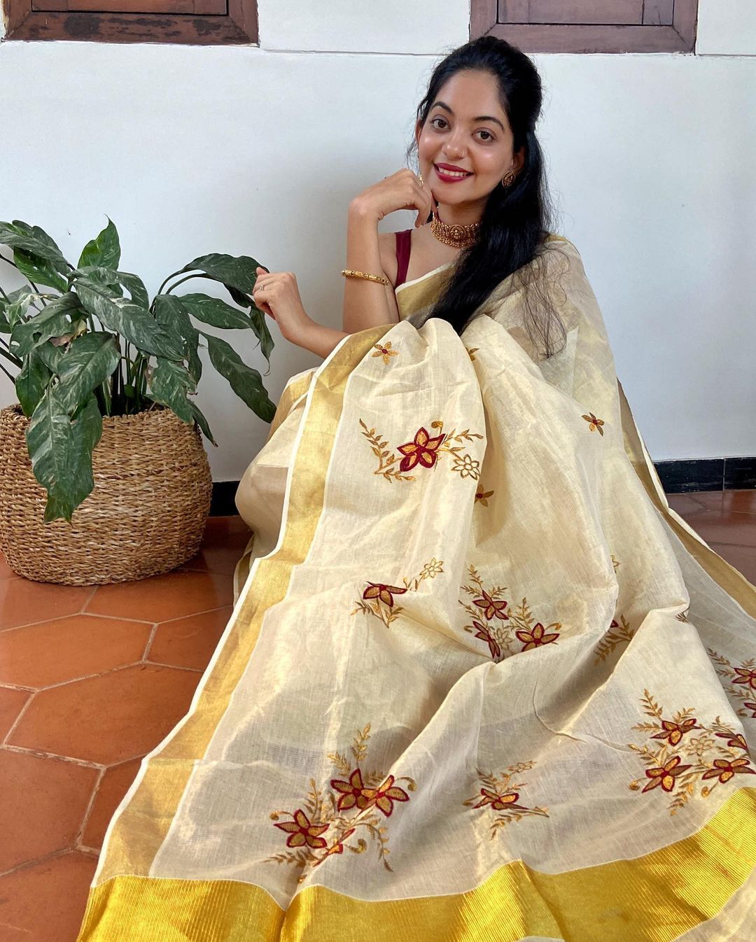 ഓണത്തിന് ഒരുക്കം; സാരിയിൽ സുന്ദരിയായി ആഹാന