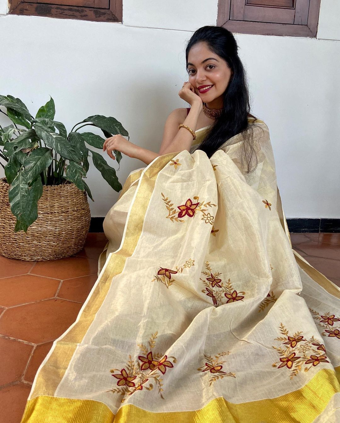 ഓണത്തിന് ഒരുക്കം; സാരിയിൽ സുന്ദരിയായി ആഹാന