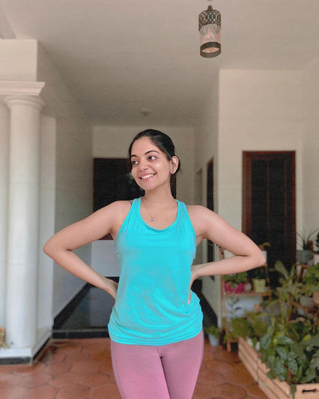 ഓണത്തിന് ഒരുക്കം; സാരിയിൽ സുന്ദരിയായി ആഹാന