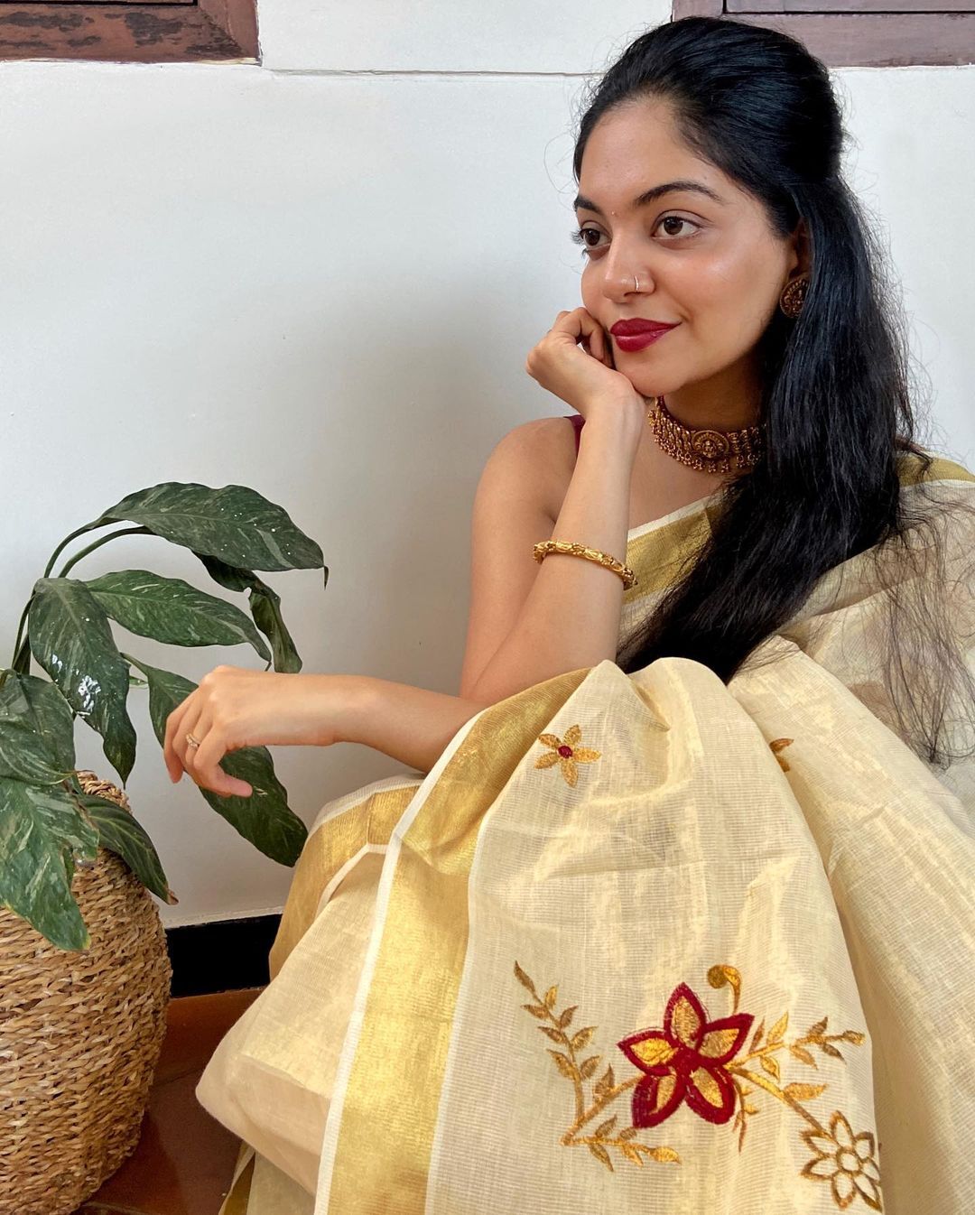 ഓണത്തിന് ഒരുക്കം; സാരിയിൽ സുന്ദരിയായി ആഹാന