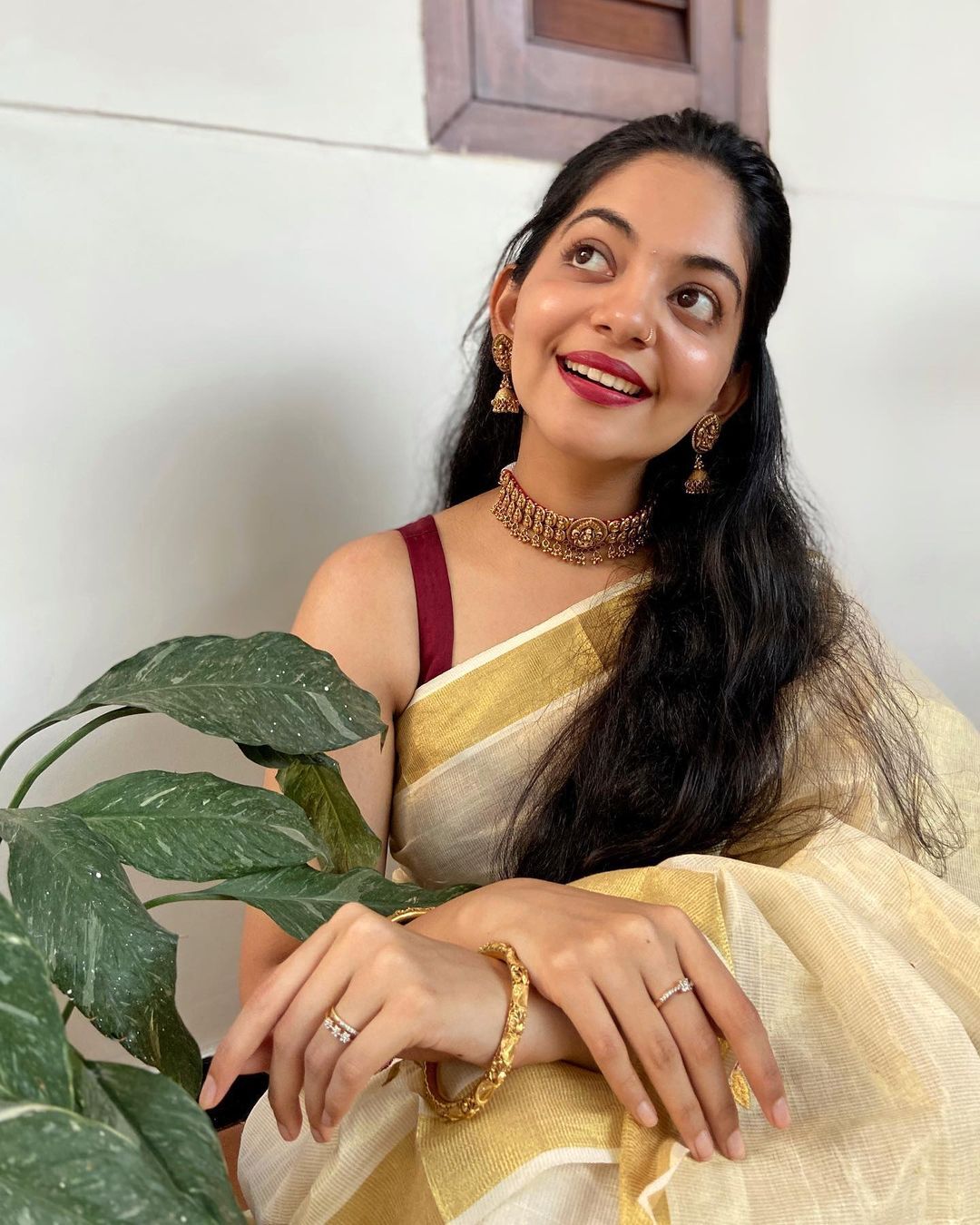 ഓണത്തിന് ഒരുക്കം; സാരിയിൽ സുന്ദരിയായി ആഹാന