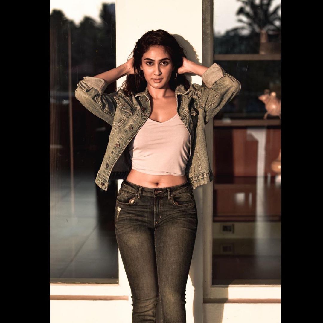 ഹോട്ട് ലുക്കില്‍ പുതിയ മേക്കോവറുമായി ദീപ്തി സതി; ഫോട്ടോഷൂട്ട് വൈറല്‍