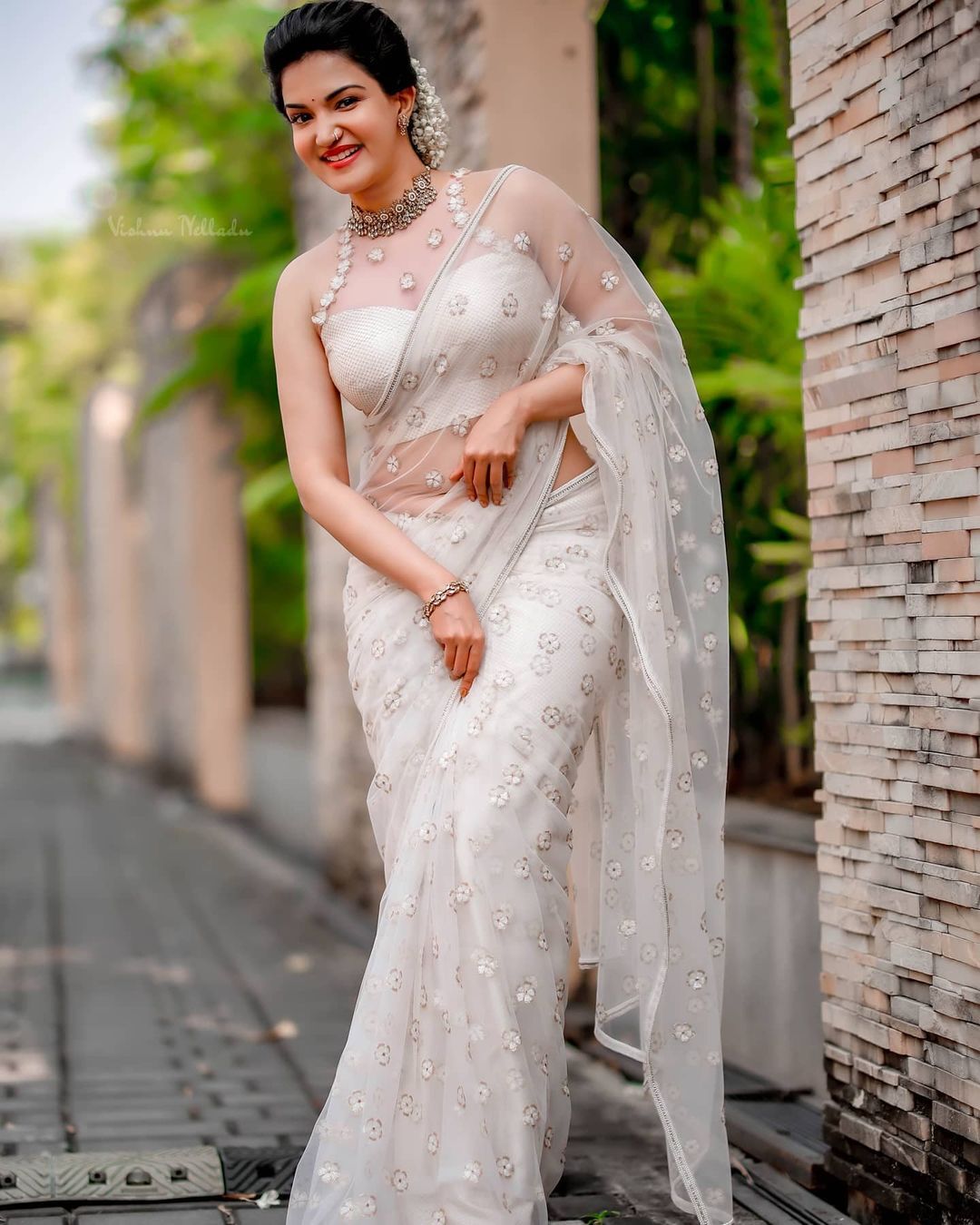 സാരിയില്‍ കൊന്നപ്പൂക്കളുമായി ഹണി റോസിന്റെ ഫോട്ടോഷൂട്ട്; ഇങ്ങനെ ഒന്നും ചിരിക്കല്ലേയെന്ന് ആരാധകര്‍