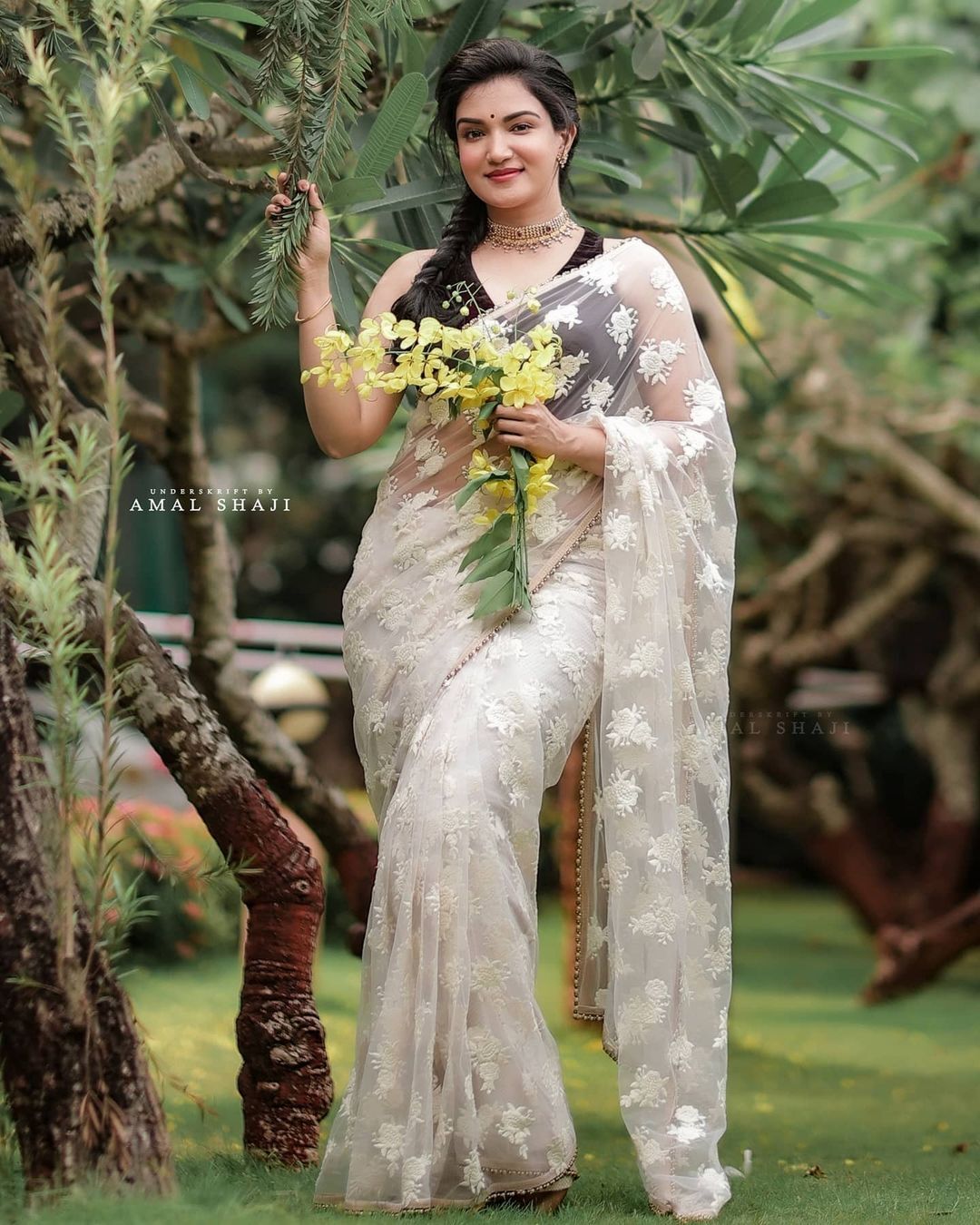 സാരിയില്‍ കൊന്നപ്പൂക്കളുമായി ഹണി റോസിന്റെ ഫോട്ടോഷൂട്ട്; ഇങ്ങനെ ഒന്നും ചിരിക്കല്ലേയെന്ന് ആരാധകര്‍