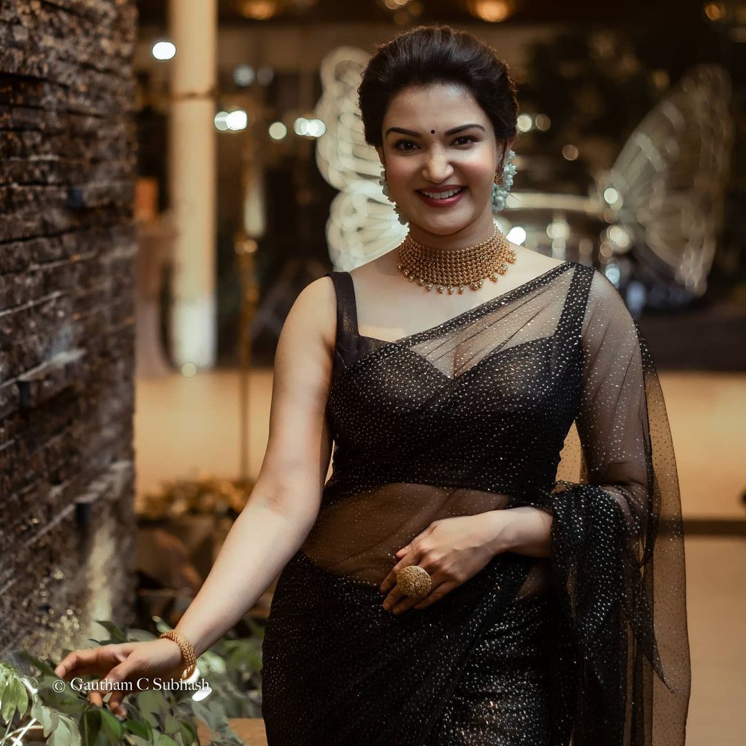 സാരിയില്‍ കൊന്നപ്പൂക്കളുമായി ഹണി റോസിന്റെ ഫോട്ടോഷൂട്ട്; ഇങ്ങനെ ഒന്നും ചിരിക്കല്ലേയെന്ന് ആരാധകര്‍