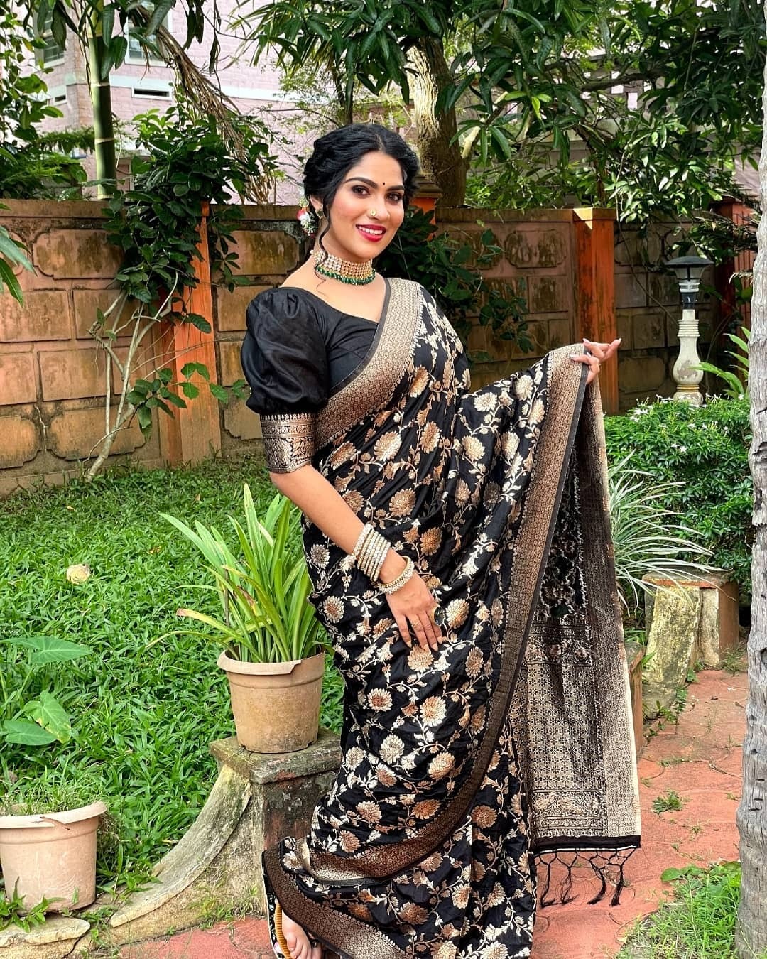 കുപ്പിവളകളണിഞ്ഞ് സാരിയിൽ സ്വാസികയുടെ കിടിലൻ ഫോട്ടോഷൂട്ട്; ചിത്രങ്ങൾ കാണാം