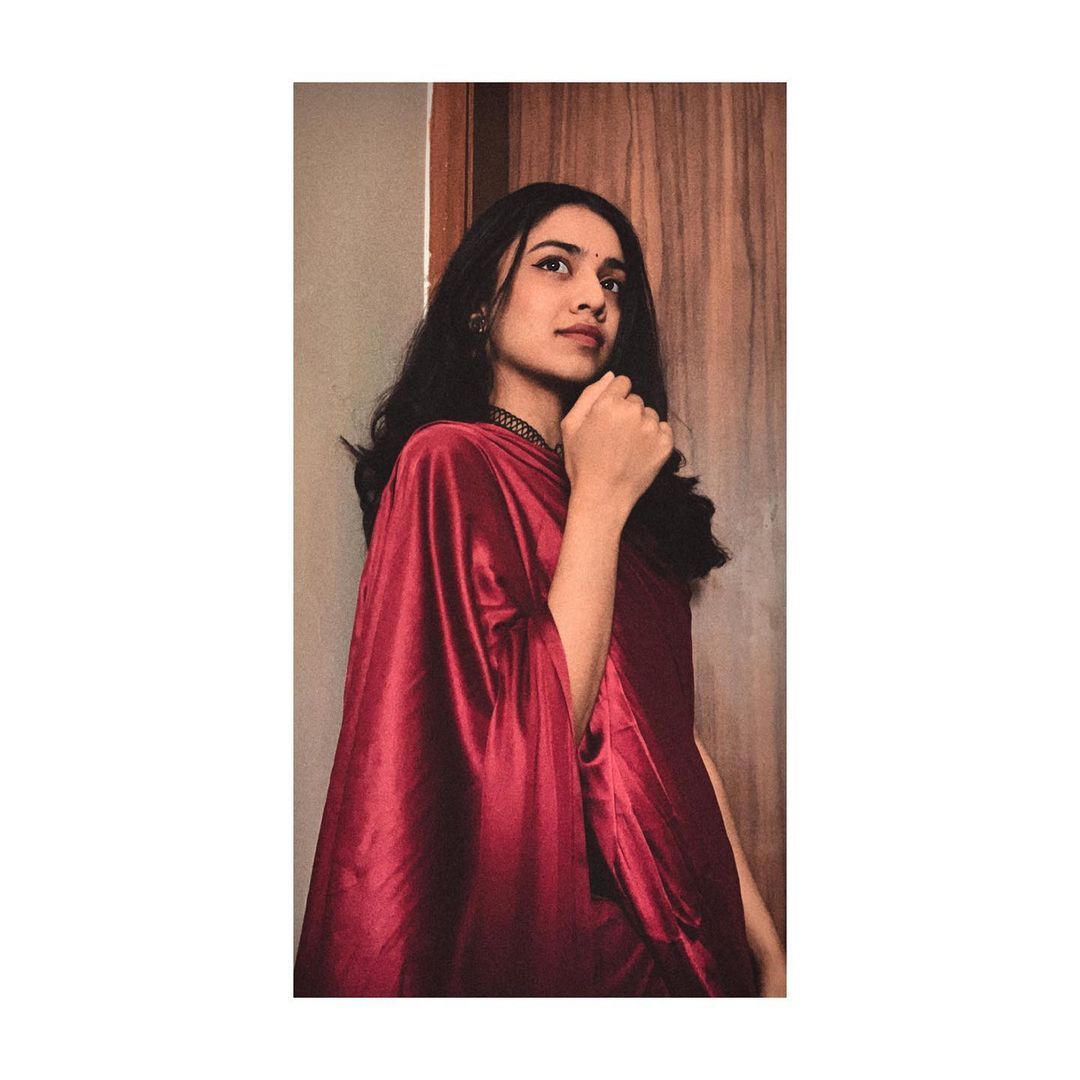 കലക്കൻ ഫൊട്ടോസുമായി ദിലീപിന്റെ മകൾ; മീനാക്ഷികുട്ടിയെ വളഞ്ഞ് ആരാധകർ