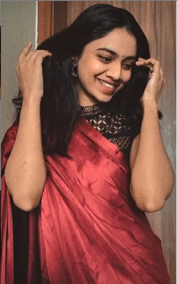 കലക്കൻ ഫൊട്ടോസുമായി ദിലീപിന്റെ മകൾ; മീനാക്ഷികുട്ടിയെ വളഞ്ഞ് ആരാധകർ