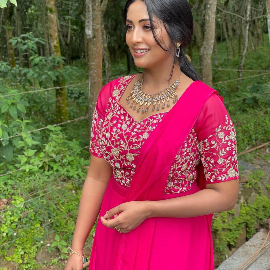 ജോർജ് കുട്ടിയുടെ സീത, ദൃശ്യ 2 ലൊക്കേഷൻ ചിത്രങ്ങളുമായി നവ്യ നായർ