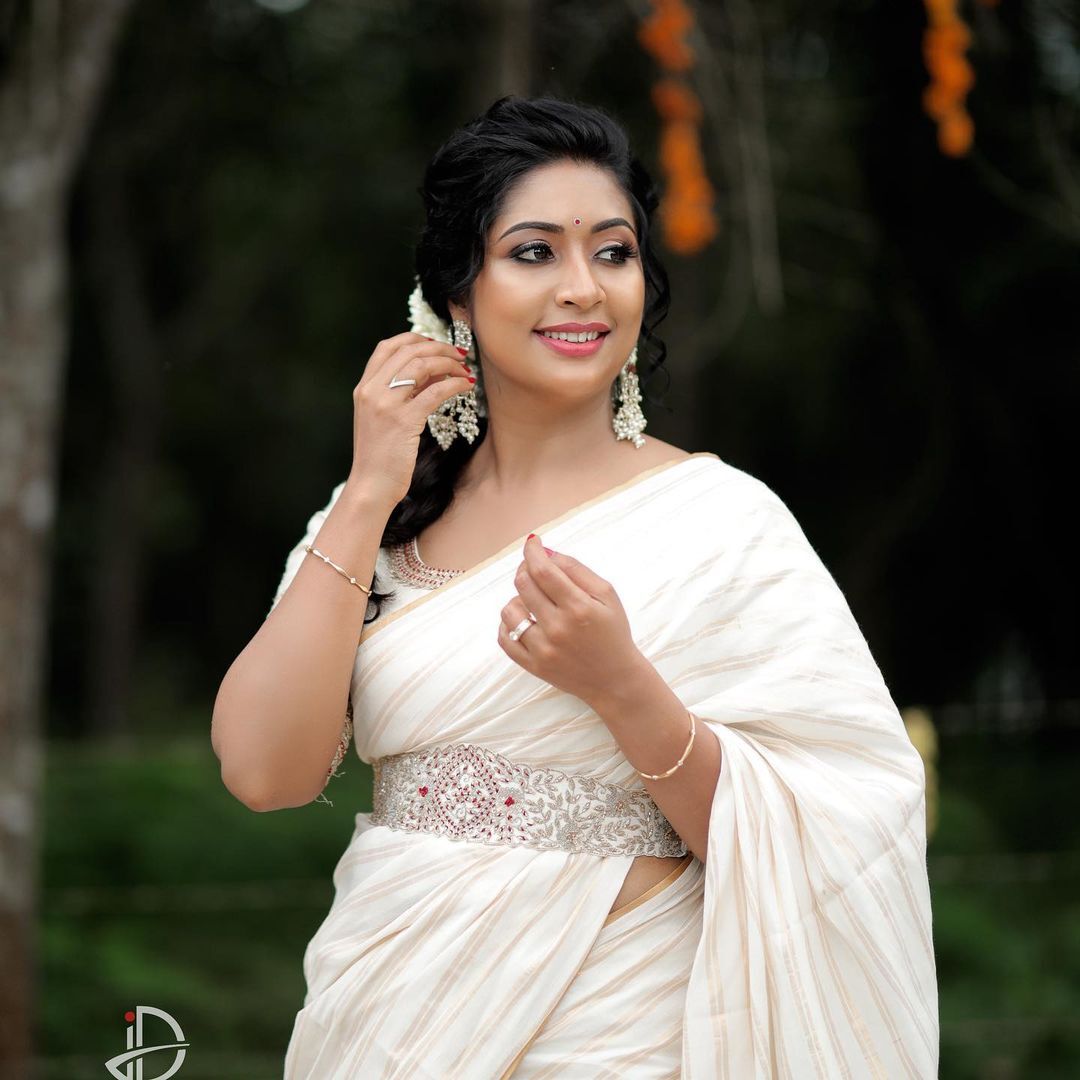 ജോർജ് കുട്ടിയുടെ സീത, ദൃശ്യ 2 ലൊക്കേഷൻ ചിത്രങ്ങളുമായി നവ്യ നായർ