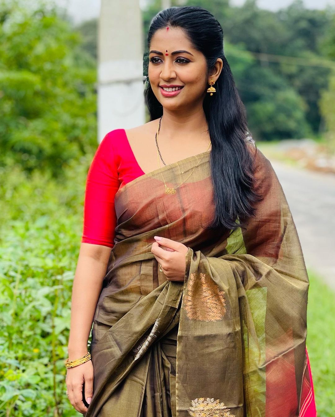 ജോർജ് കുട്ടിയുടെ സീത, ദൃശ്യ 2 ലൊക്കേഷൻ ചിത്രങ്ങളുമായി നവ്യ നായർ