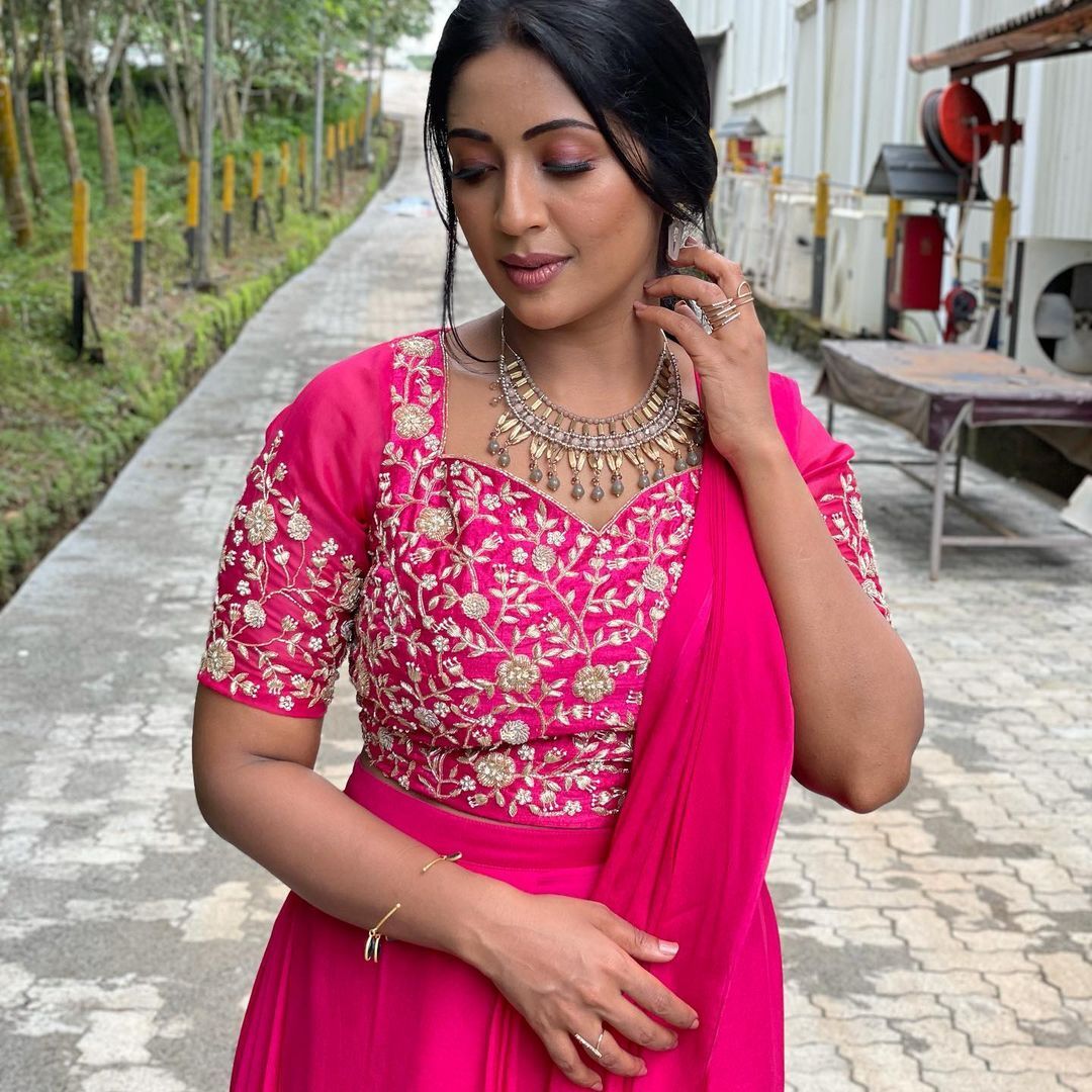 ജോർജ് കുട്ടിയുടെ സീത, ദൃശ്യ 2 ലൊക്കേഷൻ ചിത്രങ്ങളുമായി നവ്യ നായർ