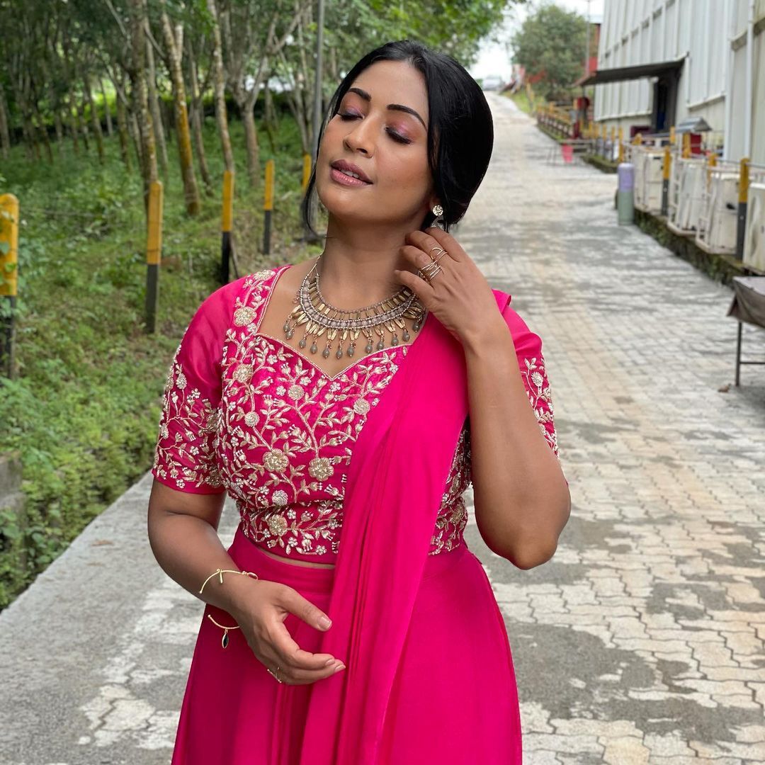 ജോർജ് കുട്ടിയുടെ സീത, ദൃശ്യ 2 ലൊക്കേഷൻ ചിത്രങ്ങളുമായി നവ്യ നായർ