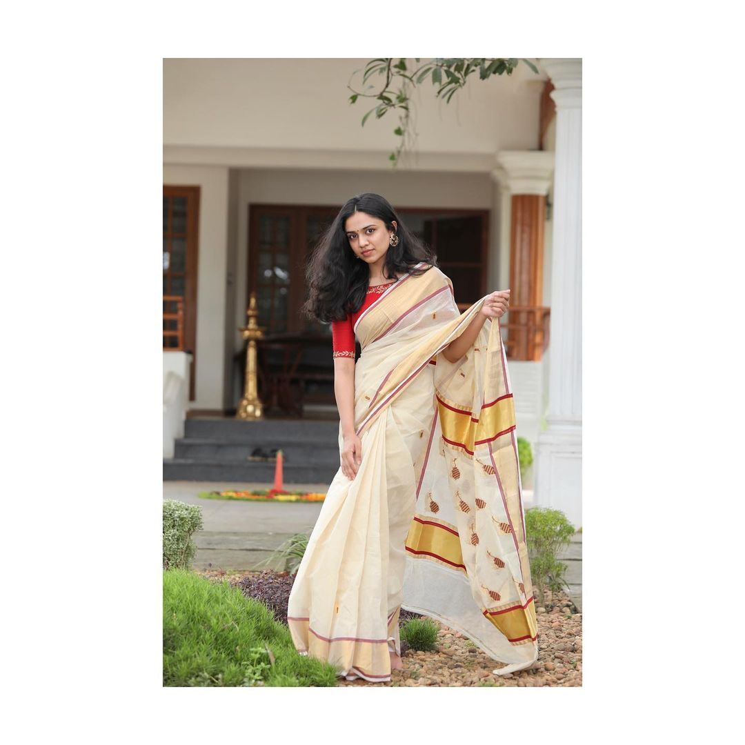 അച്ഛനും അനുജത്തിക്കുമൊപ്പം കസവ് സാരിയിൽ സുന്ദരിയായി മീനാക്ഷി, വൈറലായി ദിലീപിന്റെയും മക്കളുടെയും ഓണ ചിത്രങ്ങൾ