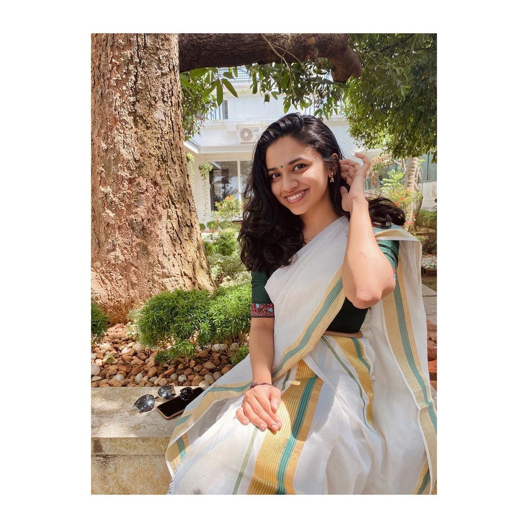 അച്ഛനും അനുജത്തിക്കുമൊപ്പം കസവ് സാരിയിൽ സുന്ദരിയായി മീനാക്ഷി, വൈറലായി ദിലീപിന്റെയും മക്കളുടെയും ഓണ ചിത്രങ്ങൾ