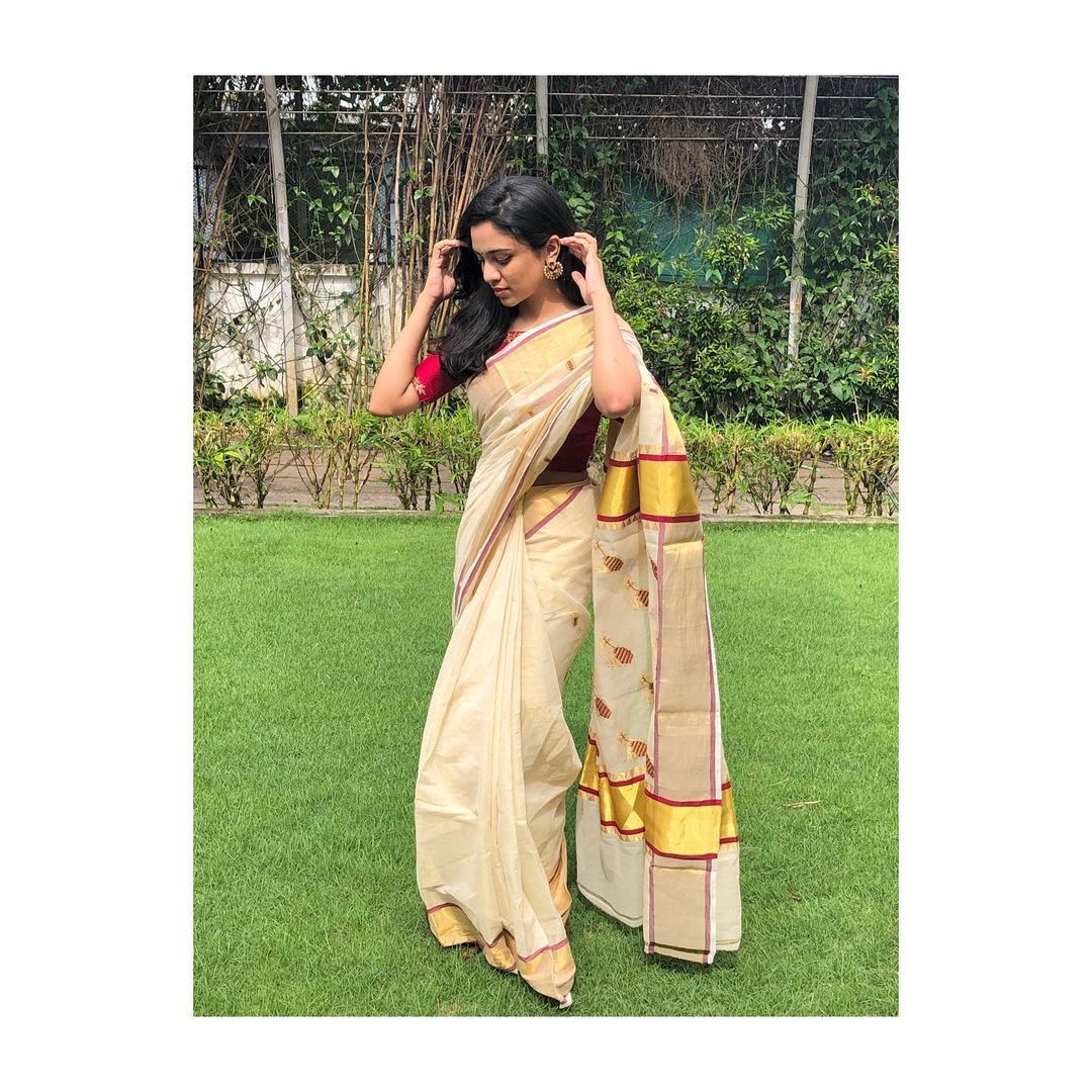 അച്ഛനും അനുജത്തിക്കുമൊപ്പം കസവ് സാരിയിൽ സുന്ദരിയായി മീനാക്ഷി, വൈറലായി ദിലീപിന്റെയും മക്കളുടെയും ഓണ ചിത്രങ്ങൾ