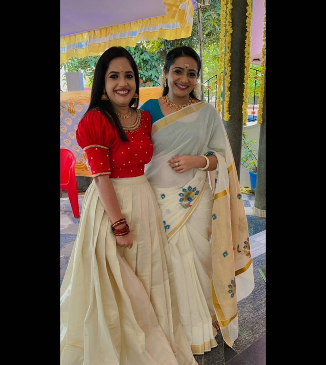 കുടുംബവിളക്കിൽ ഓണം എത്തി, മക്കൾക്കും സുമിത്രക്കുമൊപ്പം സിദ്ധുവും, ഇത് വേദികക്കുള്ള പണിയോ... വമ്പൻ ട്വിസ്റ്റുമായി ലൊക്കേഷൻ ചിത്രങ്ങൾ വൈറൽ 