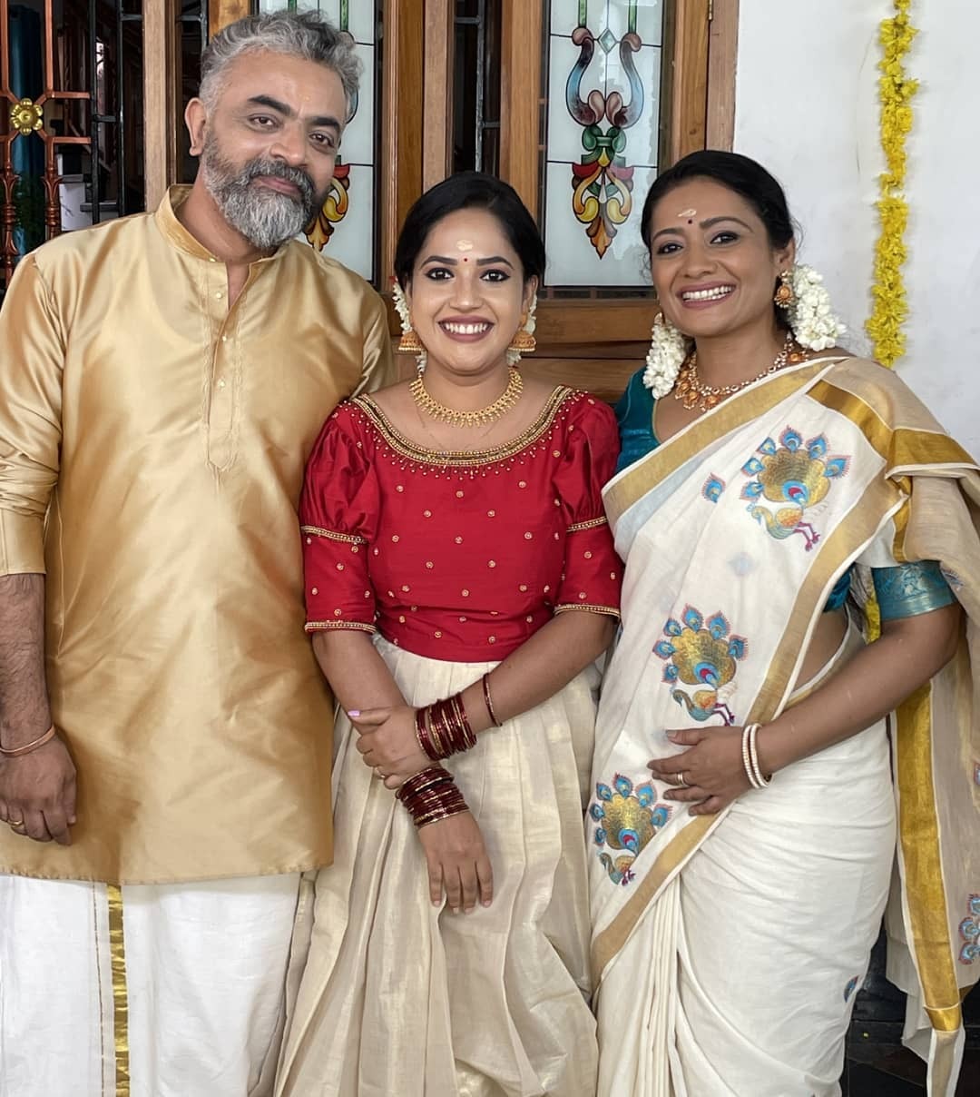 കുടുംബവിളക്കിൽ ഓണം എത്തി, മക്കൾക്കും സുമിത്രക്കുമൊപ്പം സിദ്ധുവും, ഇത് വേദികക്കുള്ള പണിയോ... വമ്പൻ ട്വിസ്റ്റുമായി ലൊക്കേഷൻ ചിത്രങ്ങൾ വൈറൽ 