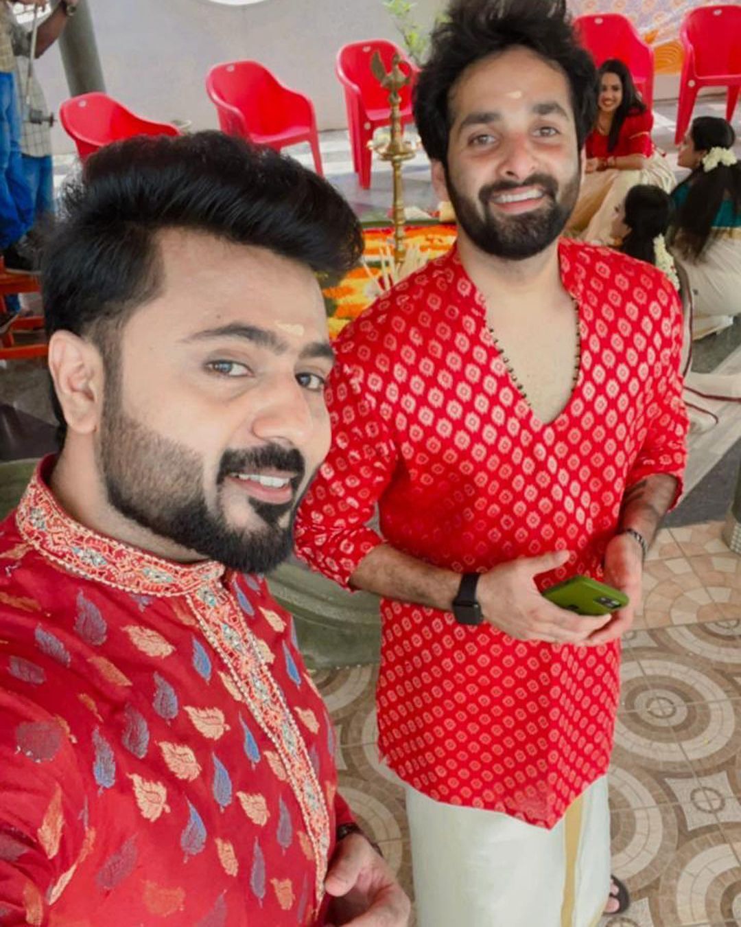 കുടുംബവിളക്കിൽ ഓണം എത്തി, മക്കൾക്കും സുമിത്രക്കുമൊപ്പം സിദ്ധുവും, ഇത് വേദികക്കുള്ള പണിയോ... വമ്പൻ ട്വിസ്റ്റുമായി ലൊക്കേഷൻ ചിത്രങ്ങൾ വൈറൽ 