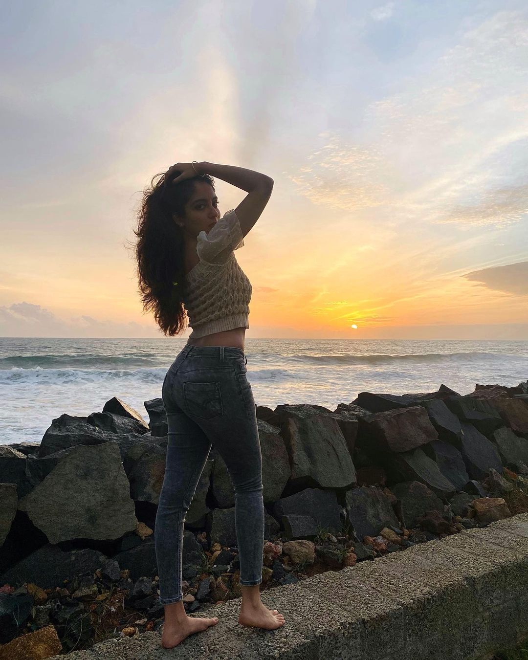 ഹോട്ട് ലുക്കിൽ ഇഷാനി കൃഷ്ണ; ചിത്രങ്ങൾ കാണാം