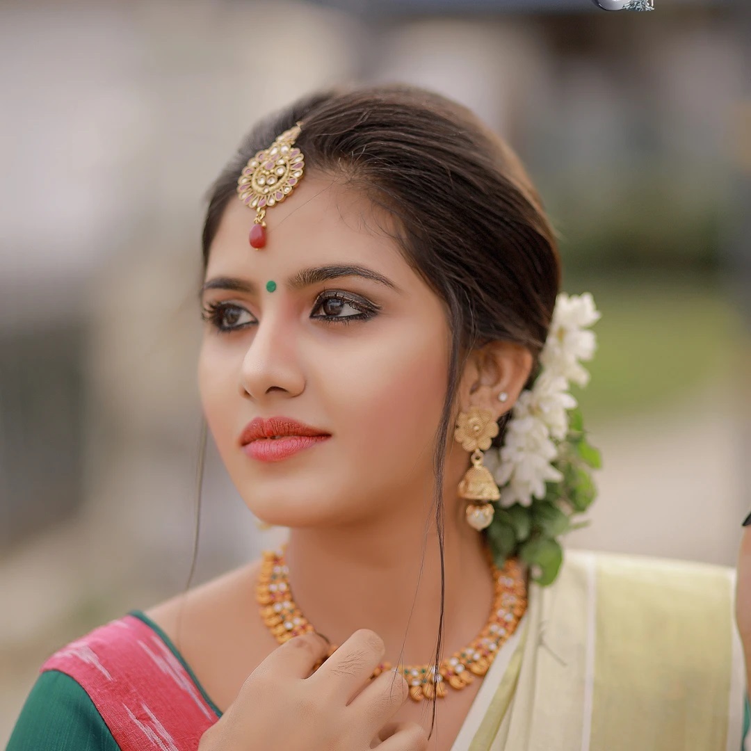 ദേവയുടെ കണ്മണിക്ക് ഓണം നേരത്തേ എത്തിയോ... കേരള തനിമയില്‍ സുന്ദരിയായി മനീഷ മഹേഷ് 