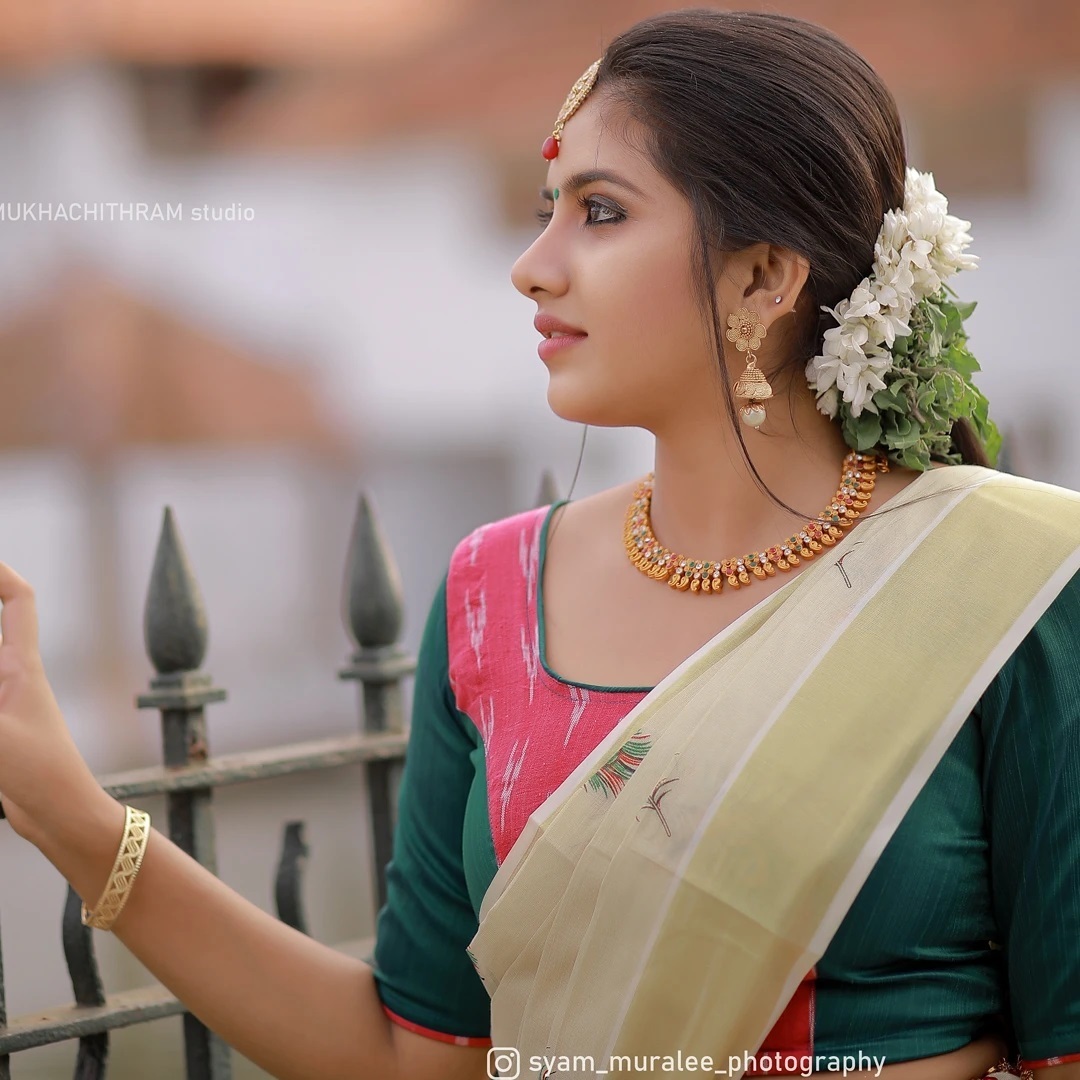 ദേവയുടെ കണ്മണിക്ക് ഓണം നേരത്തേ എത്തിയോ... കേരള തനിമയില്‍ സുന്ദരിയായി മനീഷ മഹേഷ് 