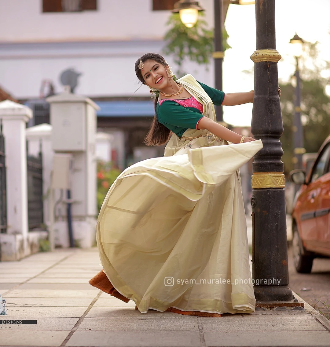 ദേവയുടെ കണ്മണിക്ക് ഓണം നേരത്തേ എത്തിയോ... കേരള തനിമയില്‍ സുന്ദരിയായി മനീഷ മഹേഷ് 