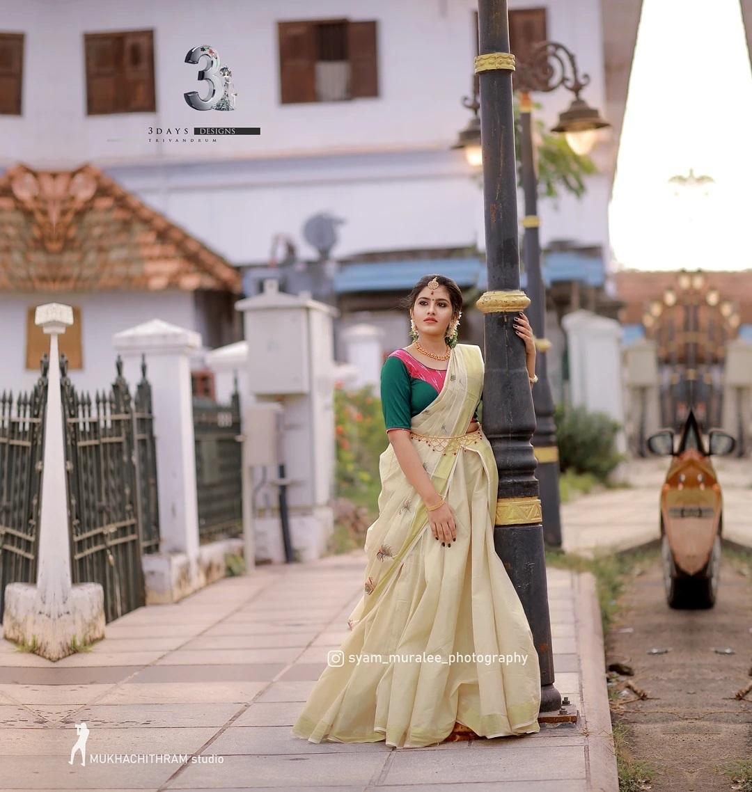 ദേവയുടെ കണ്മണിക്ക് ഓണം നേരത്തേ എത്തിയോ... കേരള തനിമയില്‍ സുന്ദരിയായി മനീഷ മഹേഷ് 