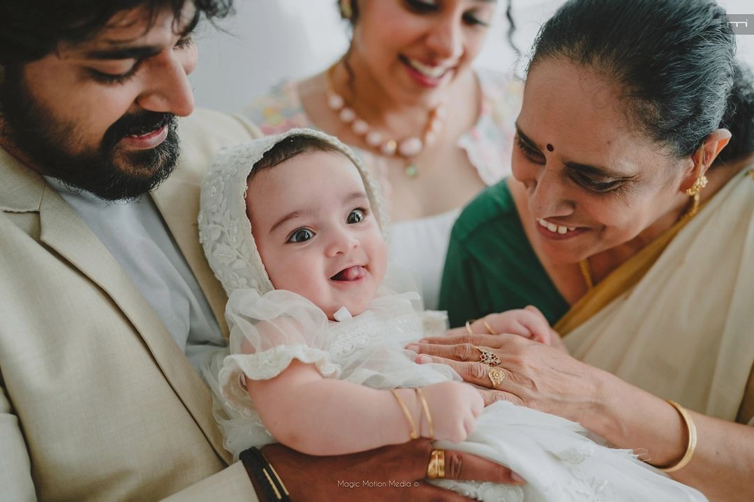 അച്ഛൻ ശ്രീനീഷിനും  അമ്മൂമ്മയ്ക്കുമൊപ്പം കുഞ്ഞ് നില, മാമോദീസ ചിത്രം വൈറലാകുന്നു