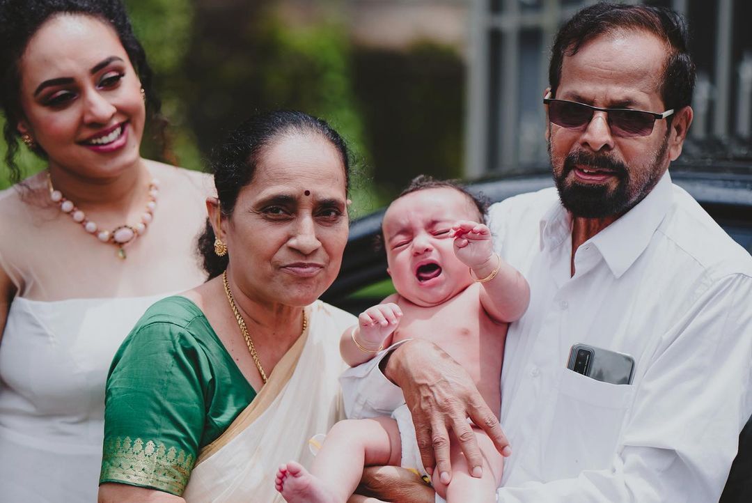 അച്ഛൻ ശ്രീനീഷിനും  അമ്മൂമ്മയ്ക്കുമൊപ്പം കുഞ്ഞ് നില, മാമോദീസ ചിത്രം വൈറലാകുന്നു
