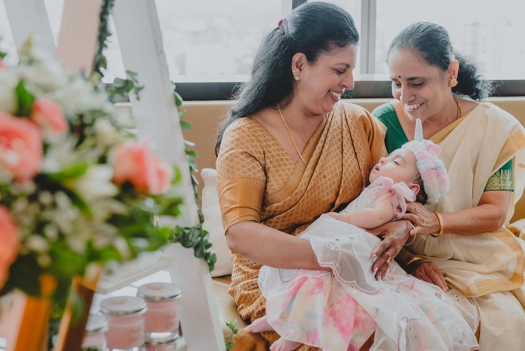 അച്ഛൻ ശ്രീനീഷിനും  അമ്മൂമ്മയ്ക്കുമൊപ്പം കുഞ്ഞ് നില, മാമോദീസ ചിത്രം വൈറലാകുന്നു