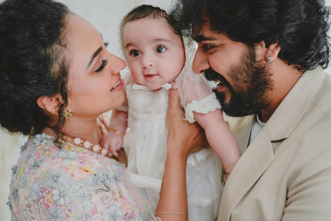 അച്ഛൻ ശ്രീനീഷിനും  അമ്മൂമ്മയ്ക്കുമൊപ്പം കുഞ്ഞ് നില, മാമോദീസ ചിത്രം വൈറലാകുന്നു