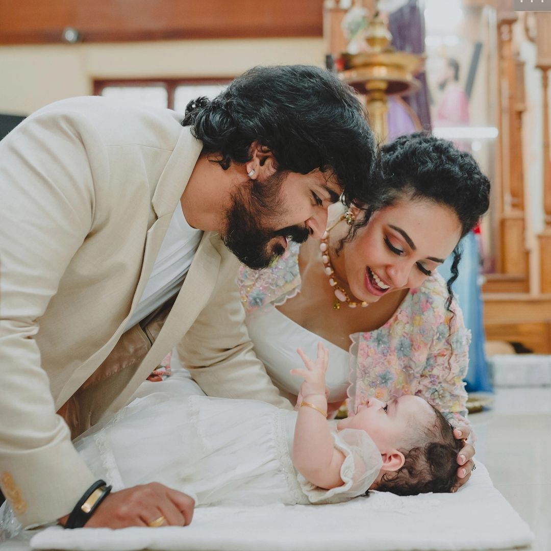 അച്ഛൻ ശ്രീനീഷിനും  അമ്മൂമ്മയ്ക്കുമൊപ്പം കുഞ്ഞ് നില, മാമോദീസ ചിത്രം വൈറലാകുന്നു