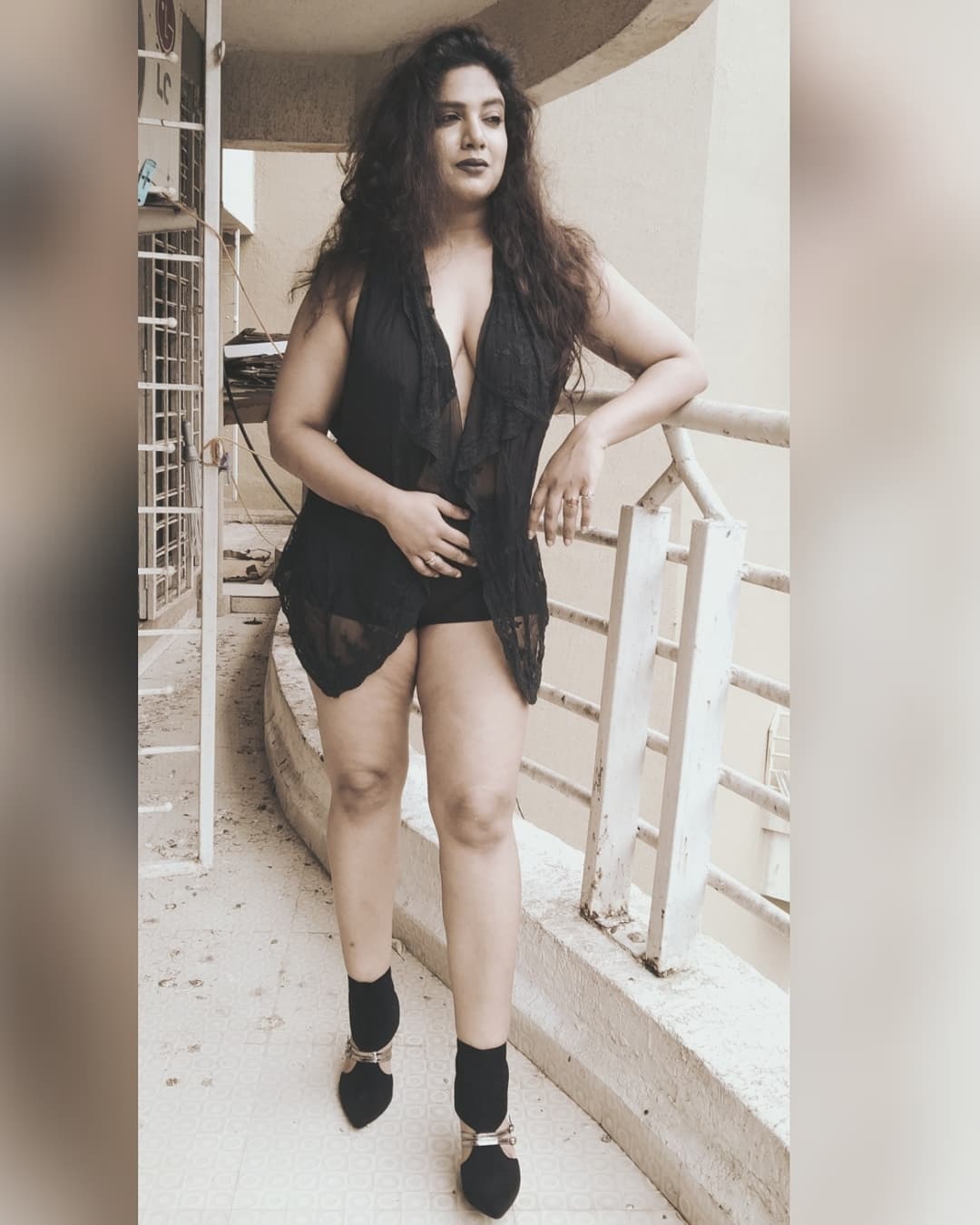 'कविता भाभी' की Photos देख खो बैठेंगे अपने होश, इंटरनेट पर ढा रहीं कहर