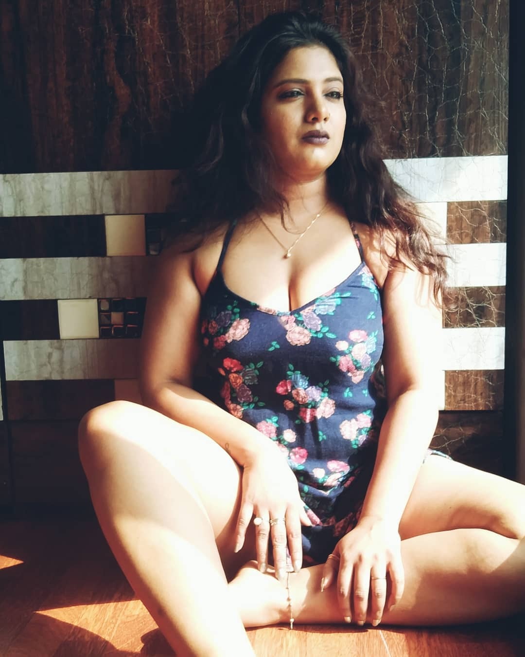 'कविता भाभी' की Photos देख खो बैठेंगे अपने होश, इंटरनेट पर ढा रहीं कहर