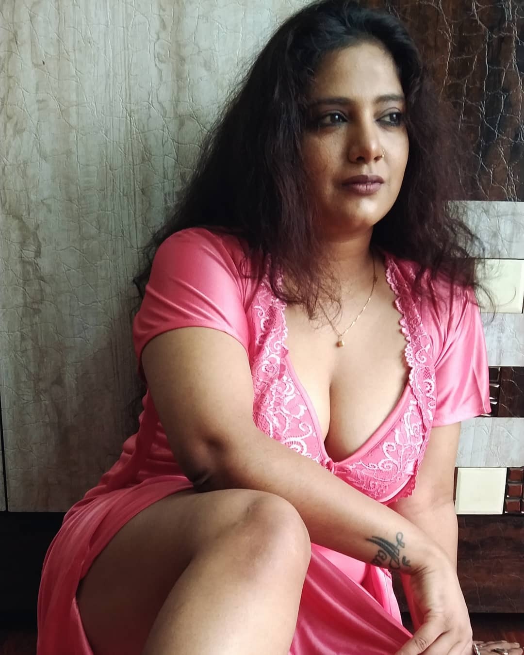 'कविता भाभी' की Photos देख खो बैठेंगे अपने होश, इंटरनेट पर ढा रहीं कहर