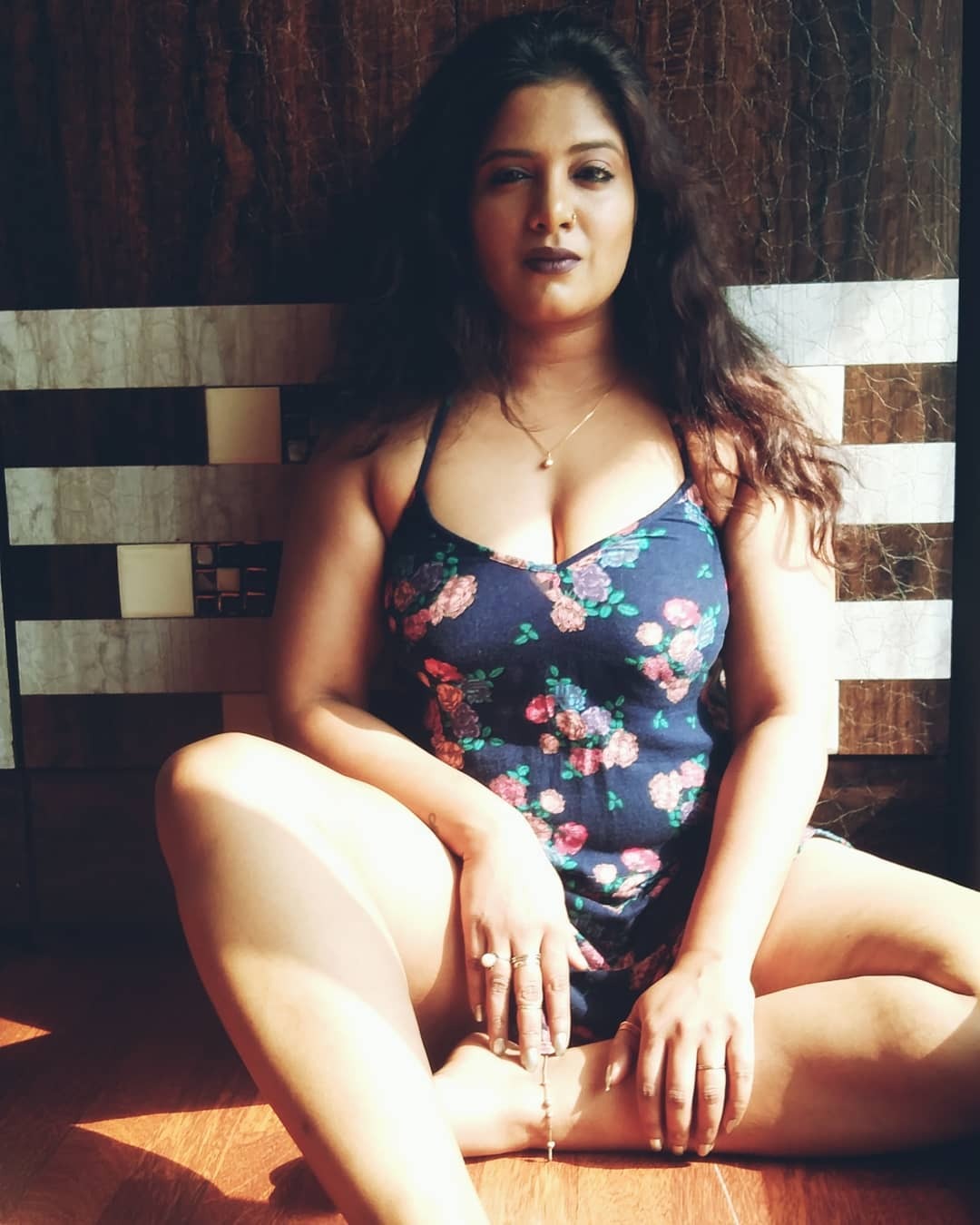 'कविता भाभी' की Photos देख खो बैठेंगे अपने होश, इंटरनेट पर ढा रहीं कहर