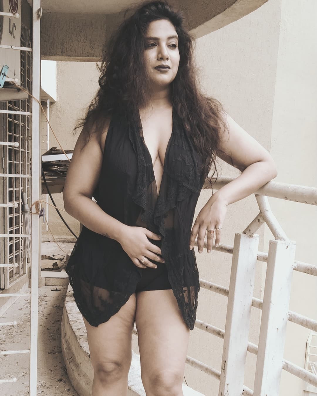 'कविता भाभी' की Photos देख खो बैठेंगे अपने होश, इंटरनेट पर ढा रहीं कहर