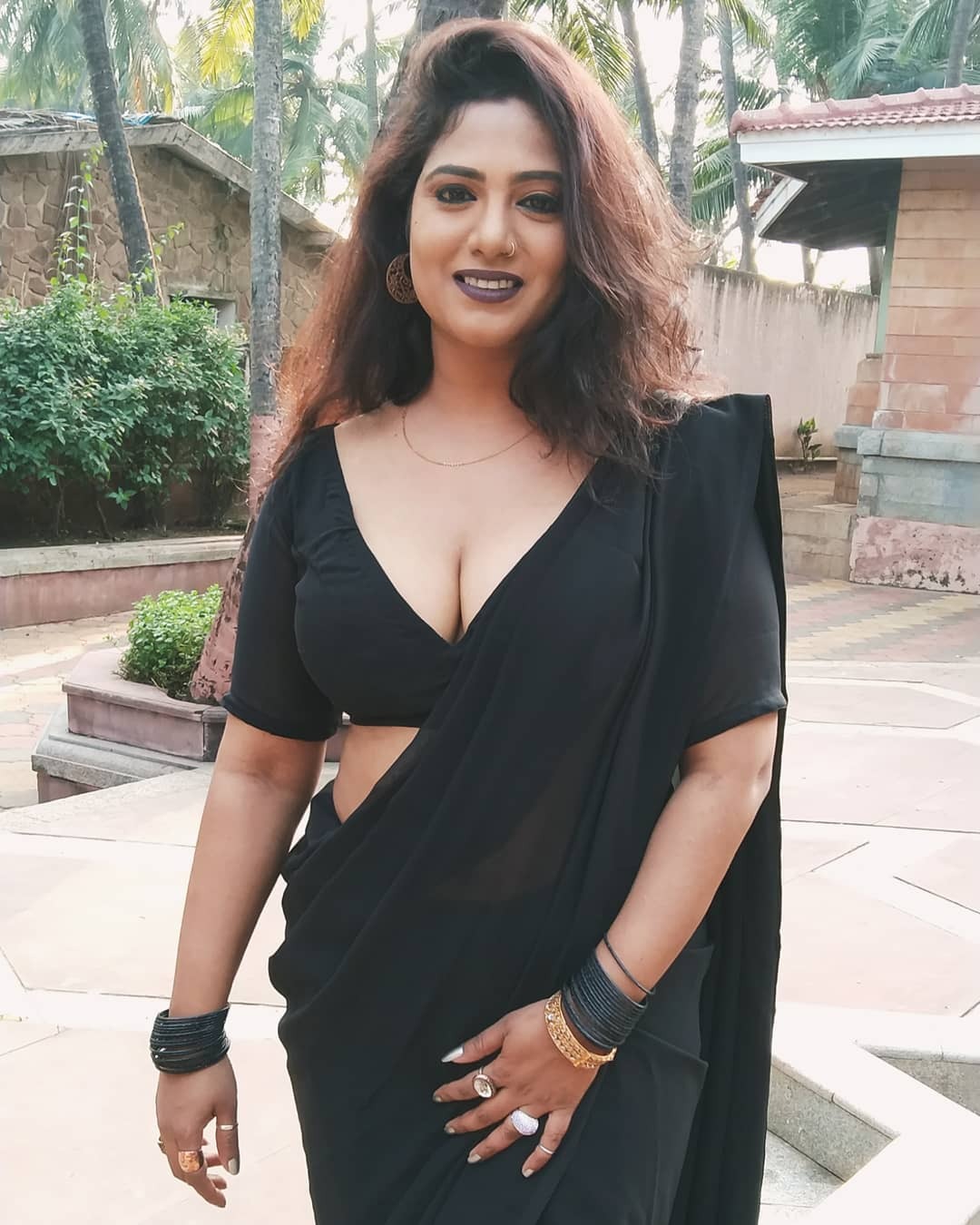 'कविता भाभी' की Photos देख खो बैठेंगे अपने होश, इंटरनेट पर ढा रहीं कहर