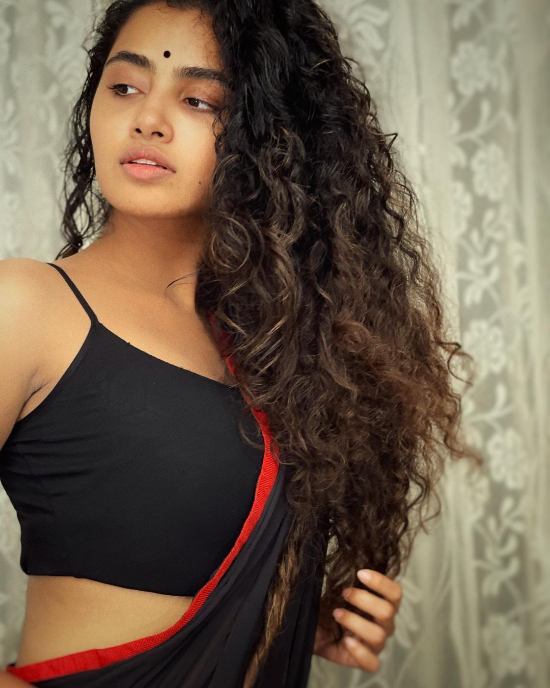 ആ ചുരണ്ട മുടിയും സാരി ലുക്കും... നടി അനുപ പരമേശ്വരന്റെ പുതിയ ചിത്രം ഏറ്റെടുത്ത് ആരാധകർ