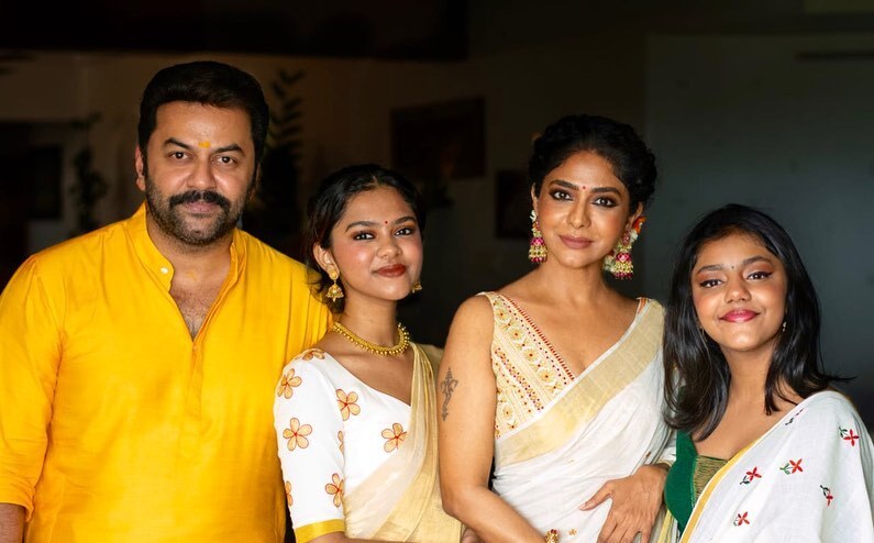 പൃഥ്വി എവിടെ? കുടുംബത്തിനൊപ്പം ഓണം തകര്‍ത്ത് ഇന്ദ്രജിത്തും പൂര്‍ണിമയും