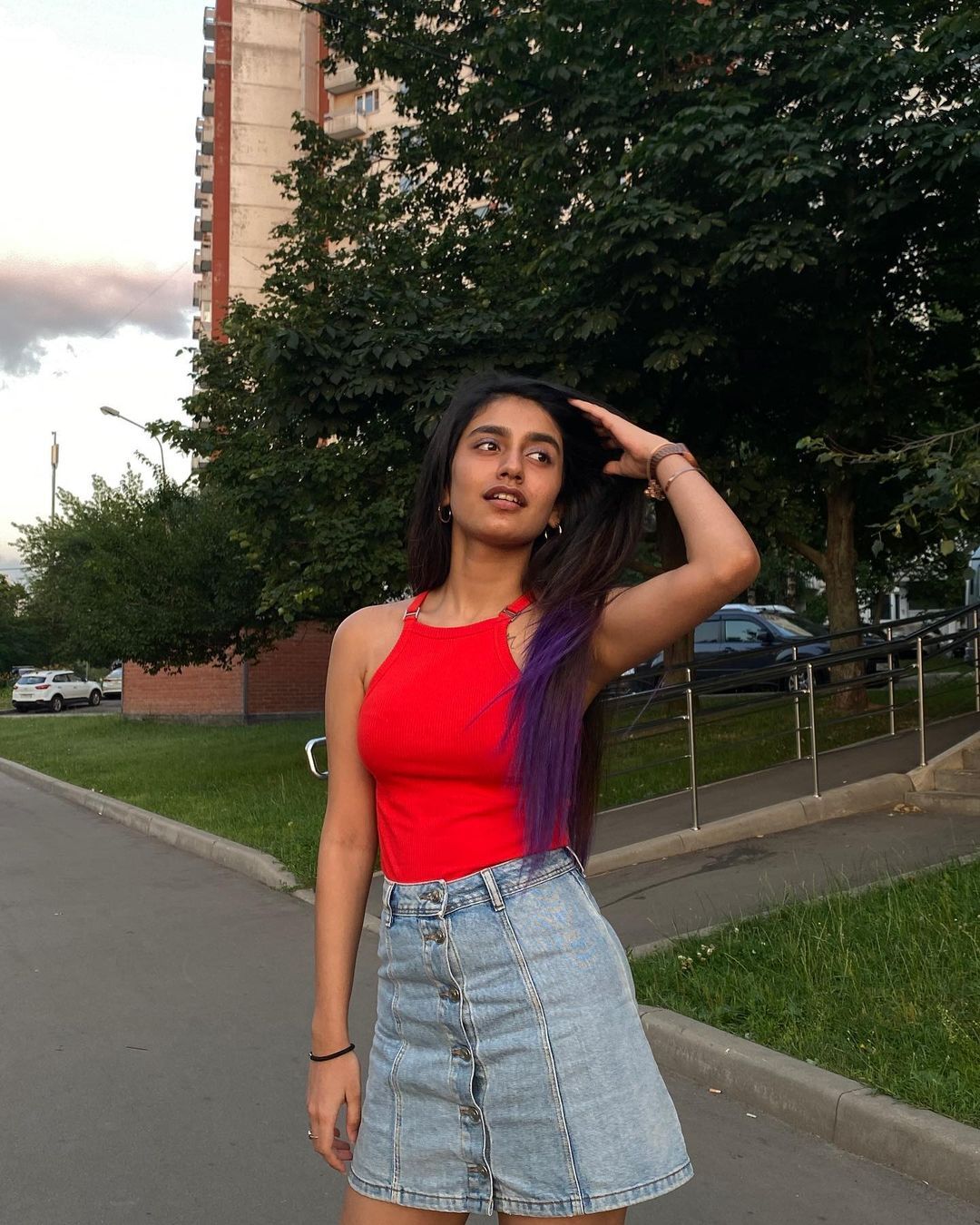 ഓണം വരവായി; സാരിയിൽ നാടൻ ലുക്കിൽ പ്രിയ വാര്യർ