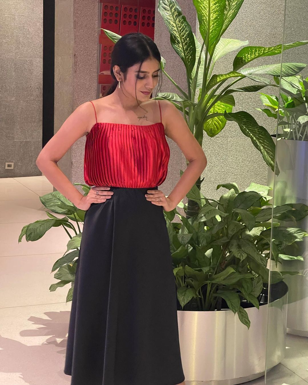 ഓണം വരവായി; സാരിയിൽ നാടൻ ലുക്കിൽ പ്രിയ വാര്യർ