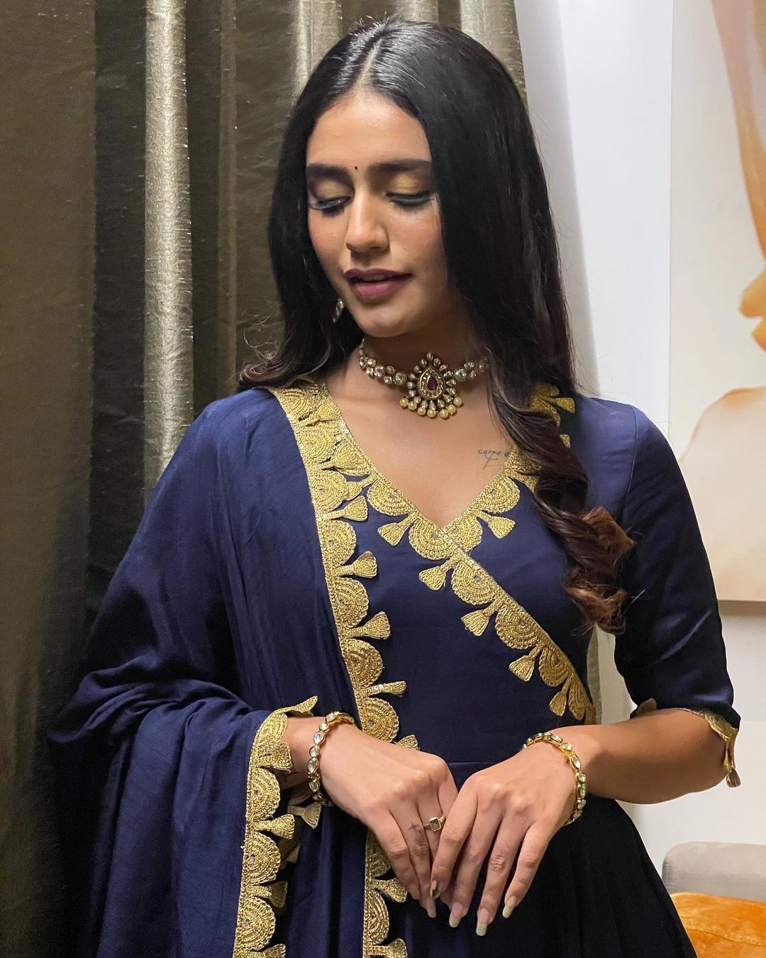 ഓണം വരവായി; സാരിയിൽ നാടൻ ലുക്കിൽ പ്രിയ വാര്യർ