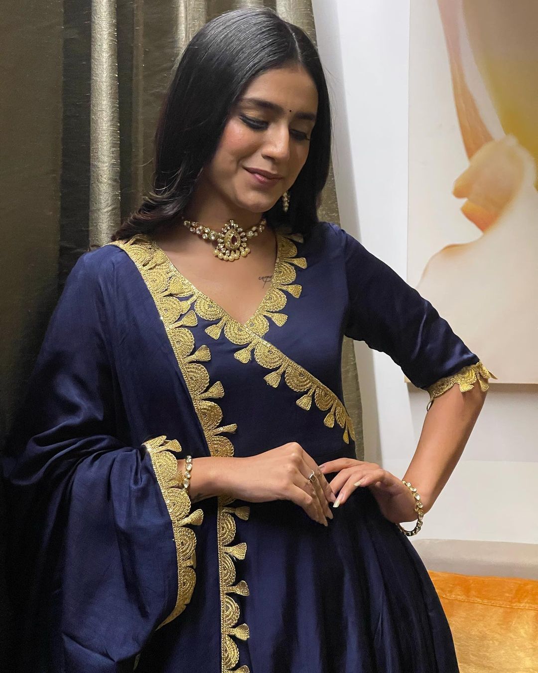 ഓണം വരവായി; സാരിയിൽ നാടൻ ലുക്കിൽ പ്രിയ വാര്യർ