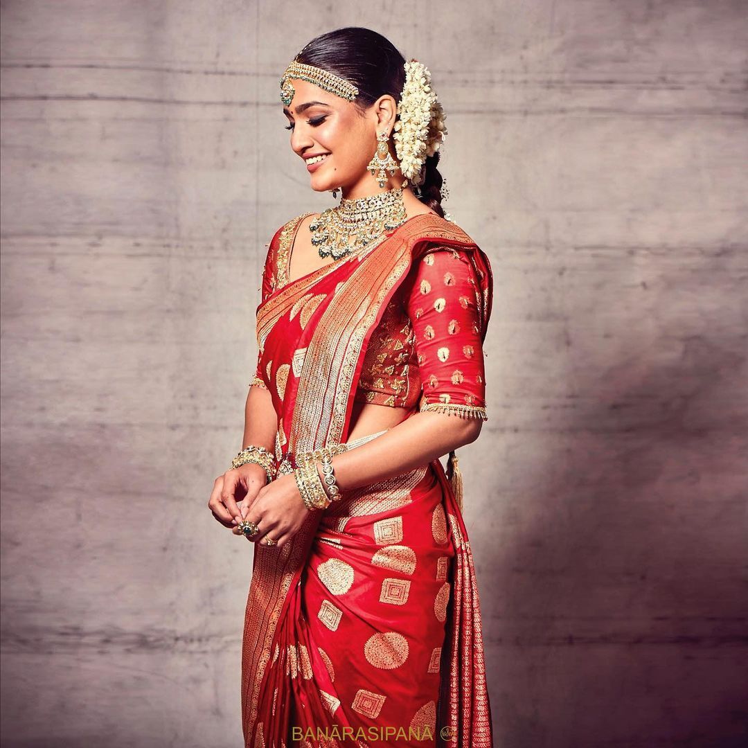 നവ വധുവിന്റെ ലുക്കില്‍ തിളങ്ങി സാനിയ അയ്യപ്പന്‍; വൈറലായി പുതിയ ഫോട്ടോഷൂട്ട്