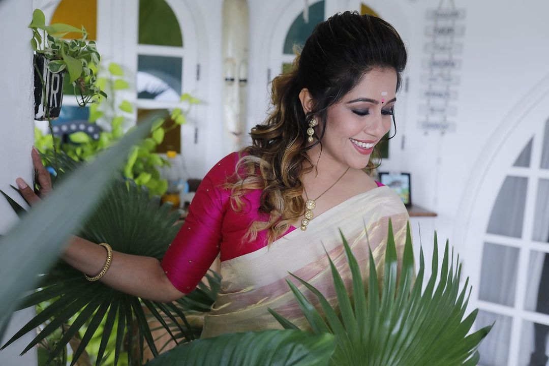 നാടൻ വേണോ മോഡേൺ വേണോ, രഞ്ജിനി ഹരിദാസിന് ഏതും പെർഫെക്ട് ഓകെ, ക്യൂട്ട് ചിത്രങ്ങൾ