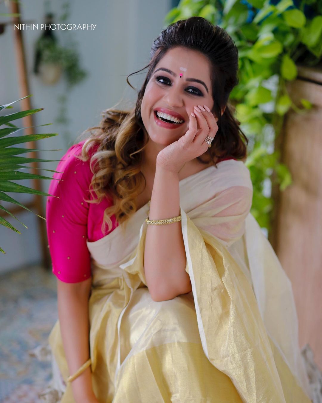 നാടൻ വേണോ മോഡേൺ വേണോ, രഞ്ജിനി ഹരിദാസിന് ഏതും പെർഫെക്ട് ഓകെ, ക്യൂട്ട് ചിത്രങ്ങൾ