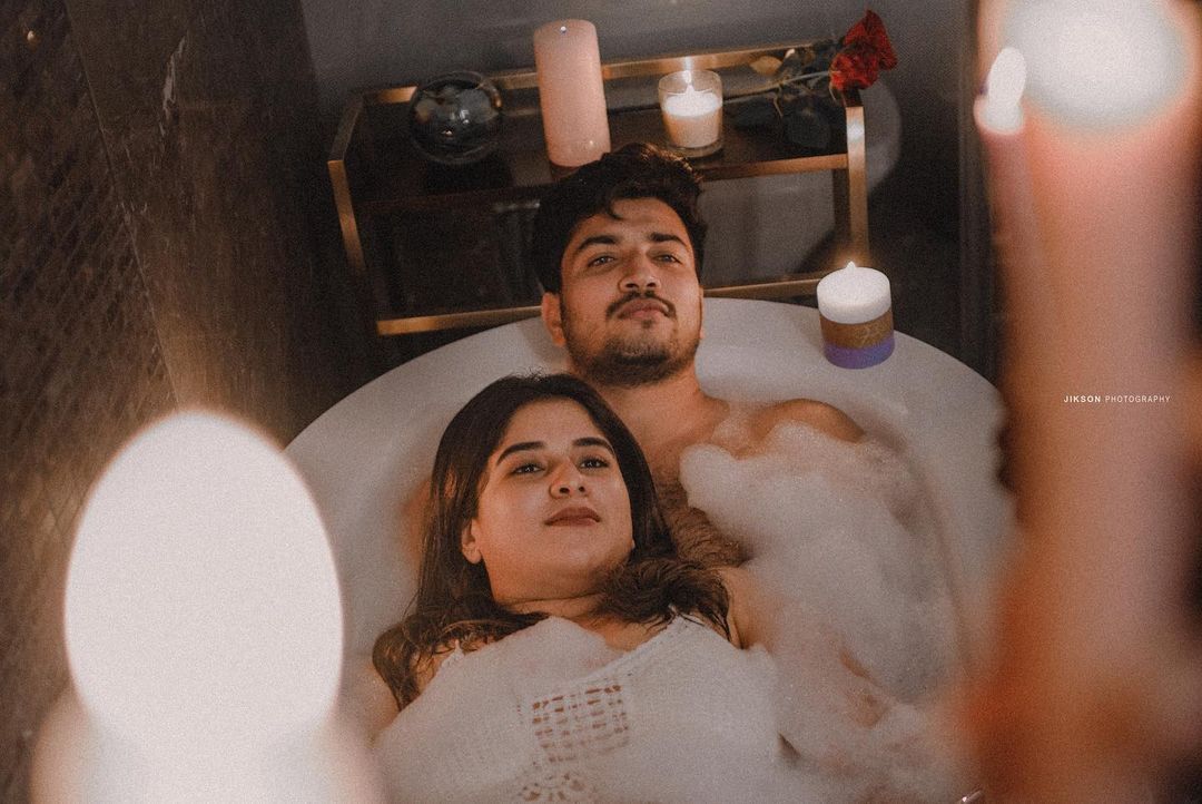 ഊണിലും ഉറക്കത്തിലുമല്ല, കുളിക്കാന്‍ പോയാലും കൂടെ ഉണ്ട് നീ; വൈറലായി ജീവയുടെ ഫോട്ടോഷൂട്ട്